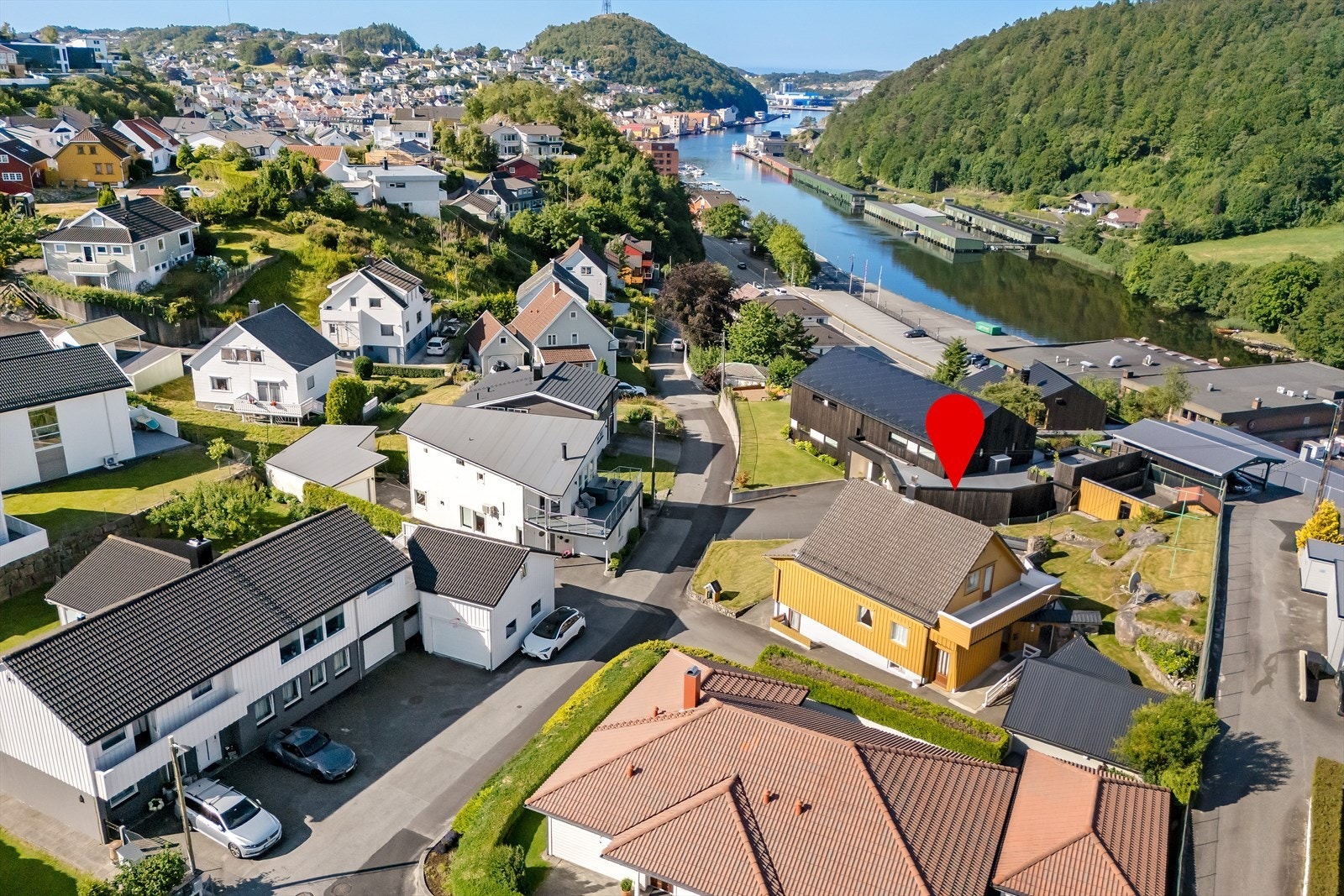 Eiendommen har en sentral beliggenhet med gangavstand til Egersund sentrum og jernbanestasjon. Galleribilde
