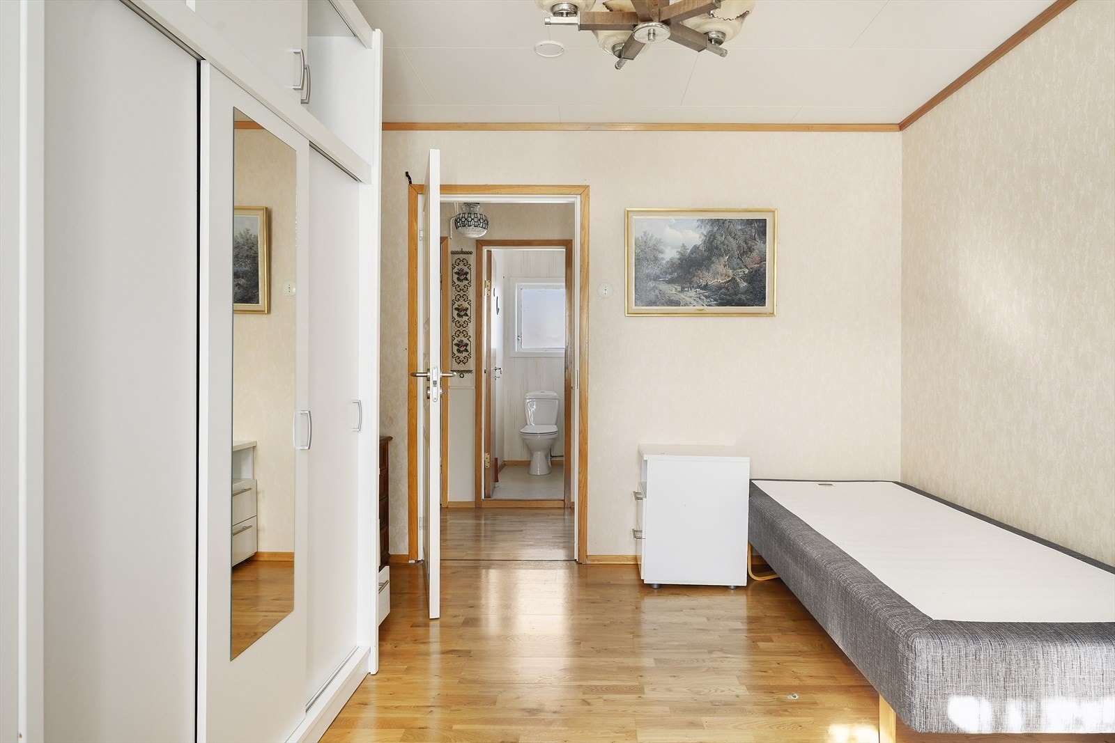 Soverom i første etasje med parkettgulv. Galleribilde