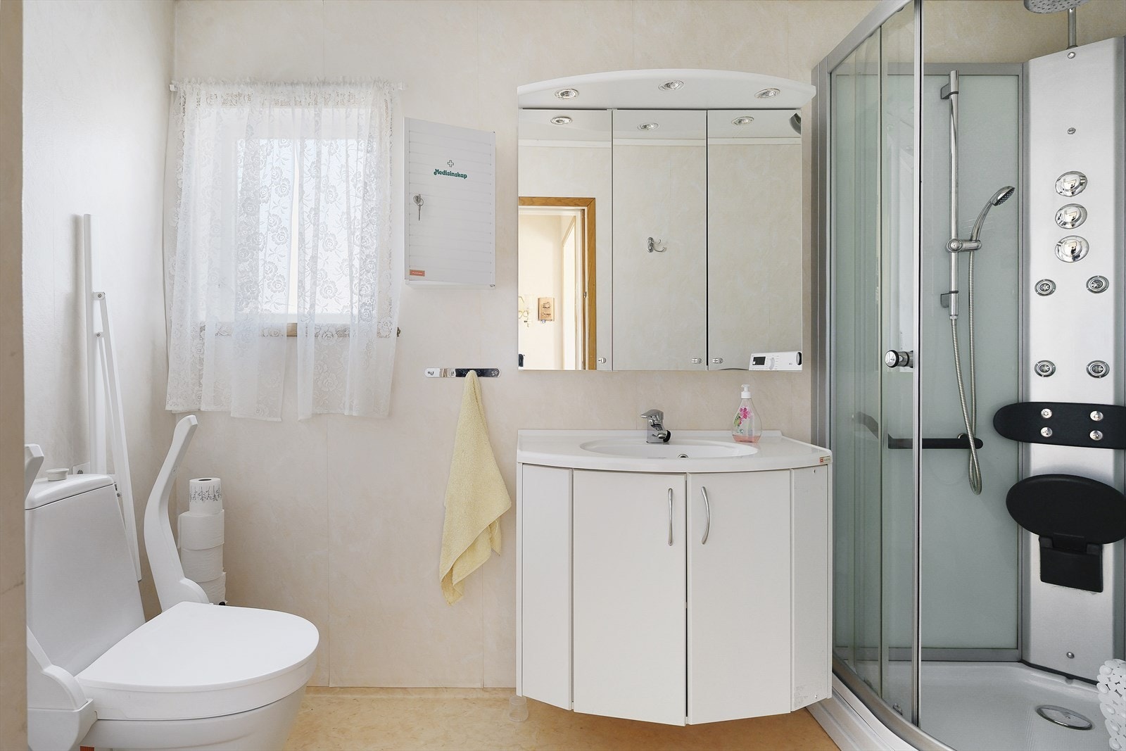 Badet i første etasje har gulvvarme, dusjkabinett og opplegg for vaskemaskin. Galleribilde