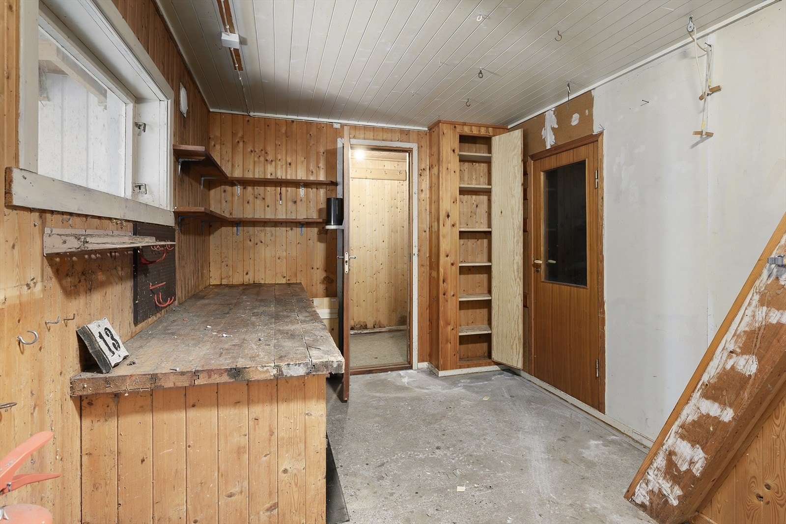 Garasjen inneholder også to boder for ekstra oppbevaring. Galleribilde