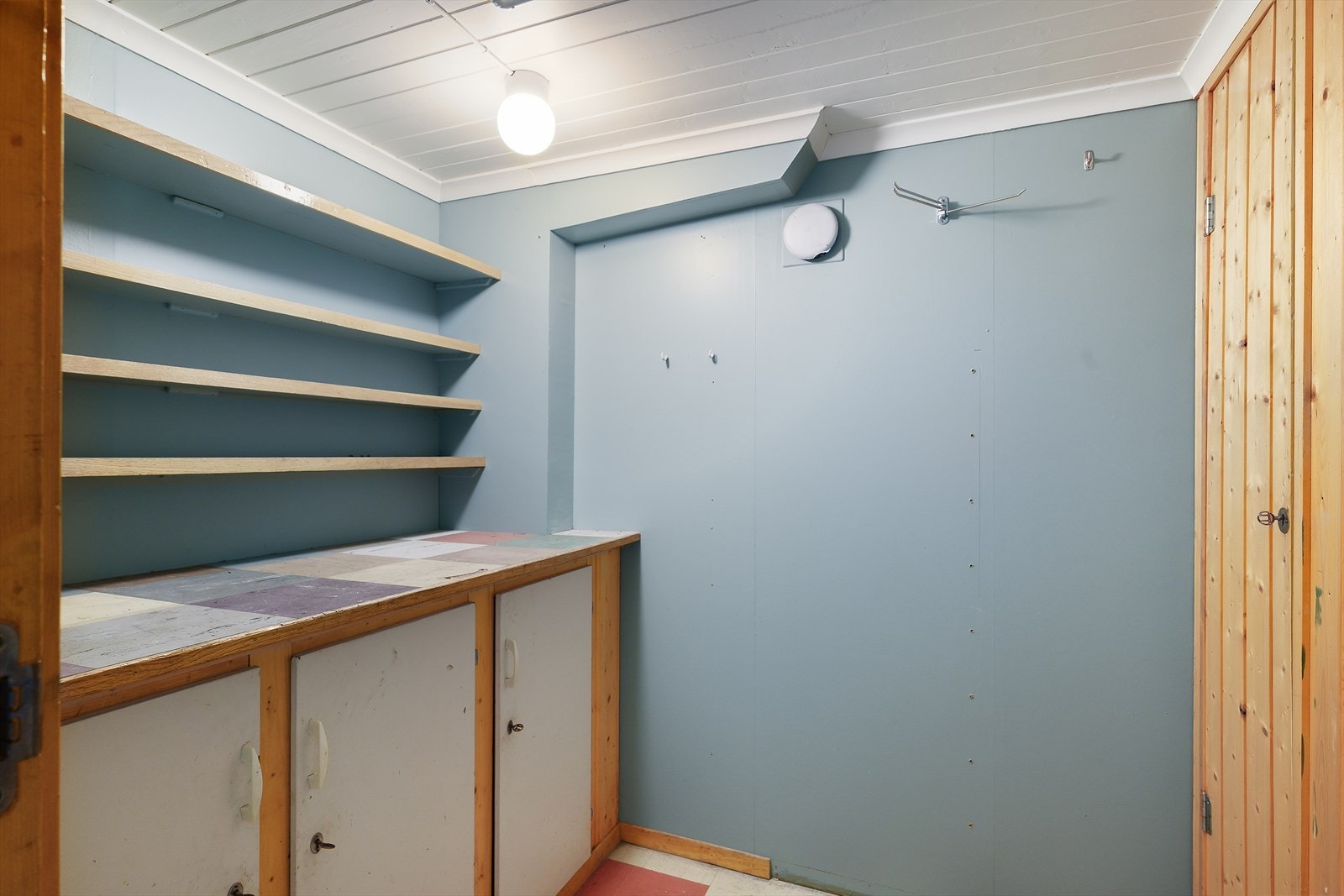 En av flere praktiske boder i kjelleretasjen. Galleribilde