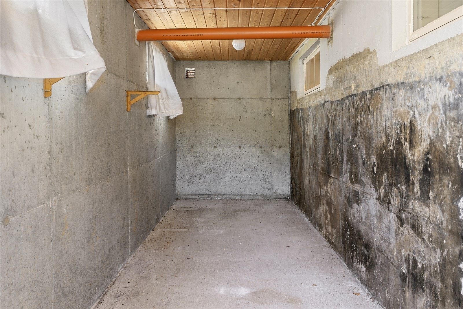 Bod med betonggulv og -vegger. Galleribilde