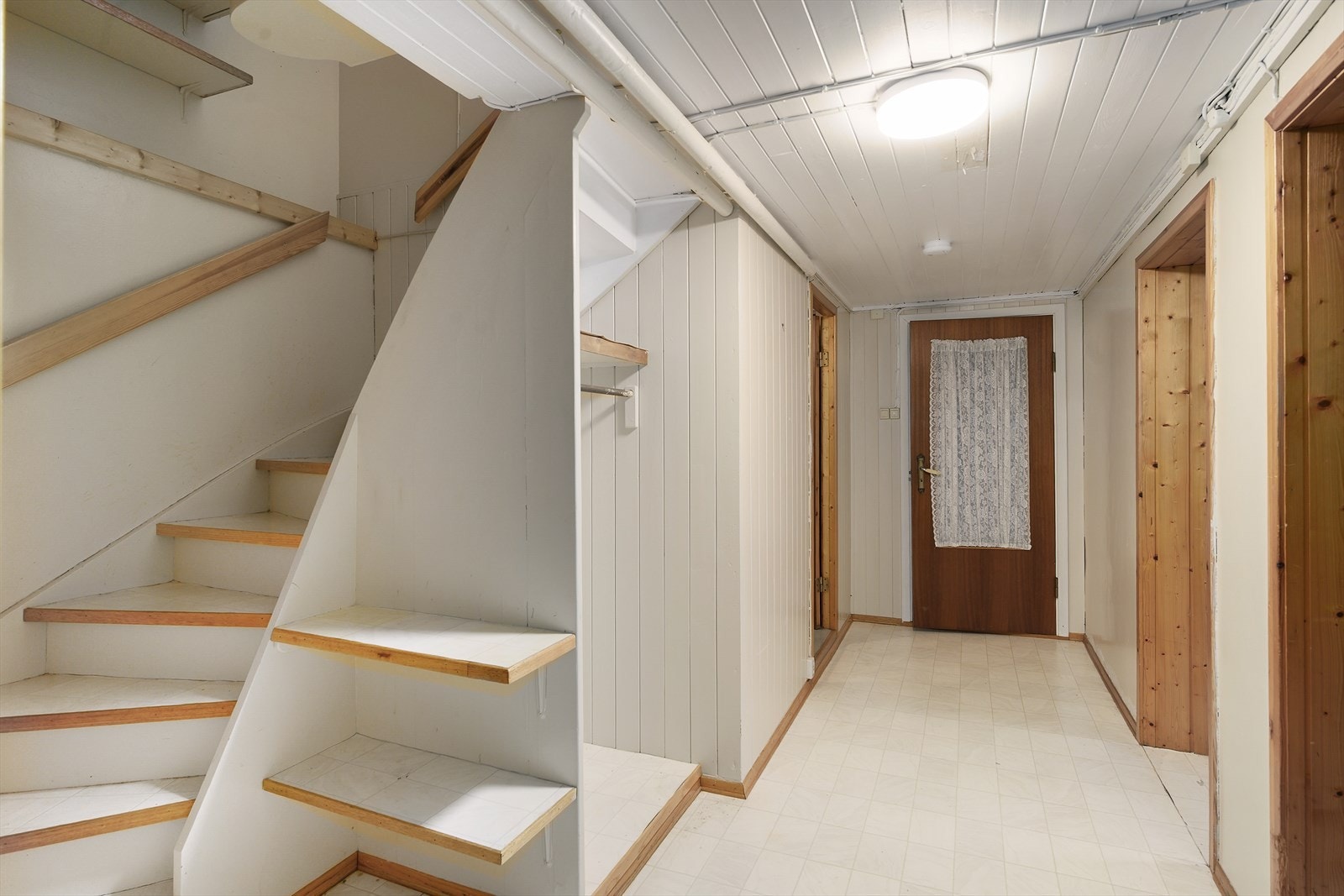 Gang i kjelleren med adkomst til boder, vaskerom og innredet rom. Galleribilde