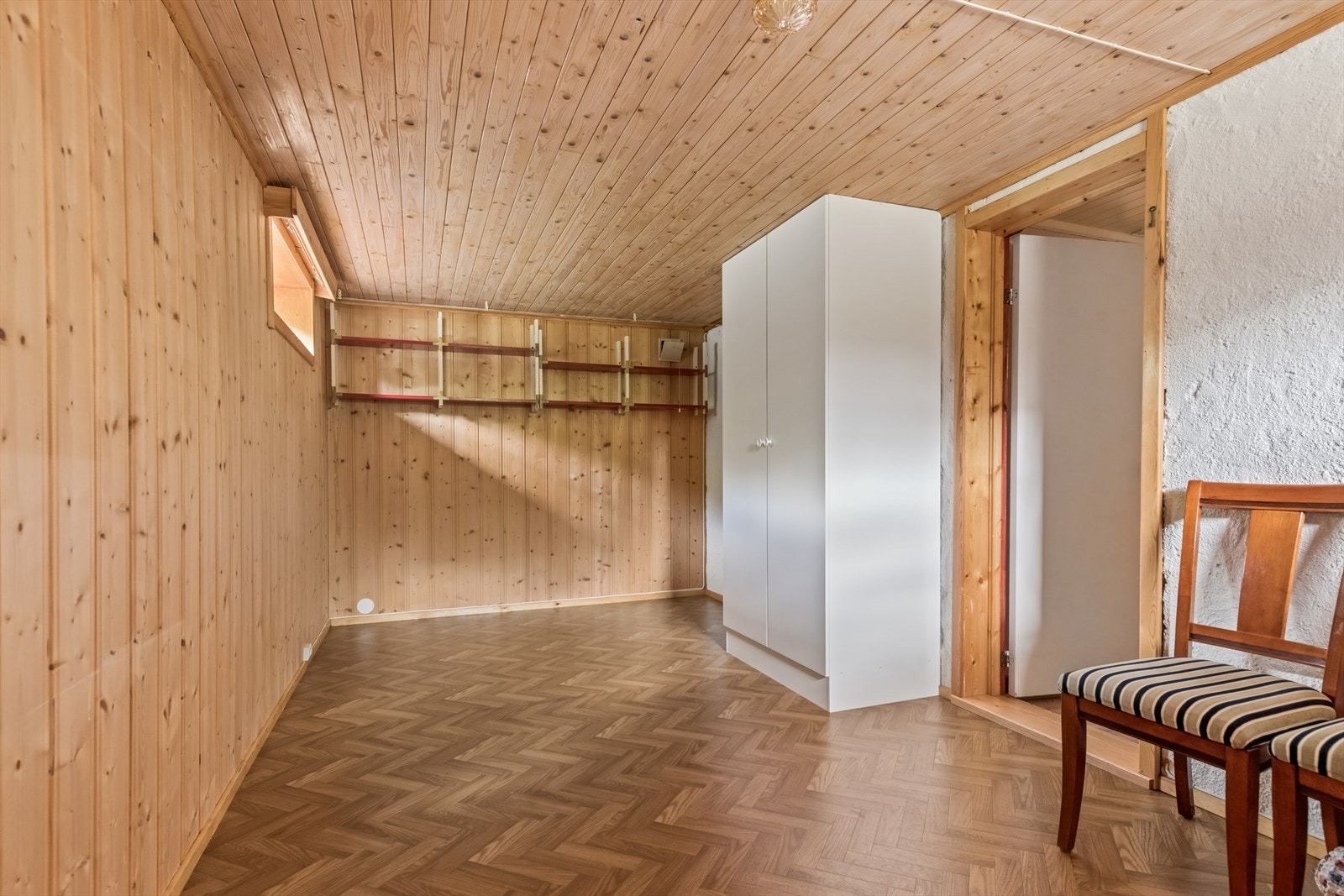 Innredet rom i enden av kjellergangen. Galleribilde