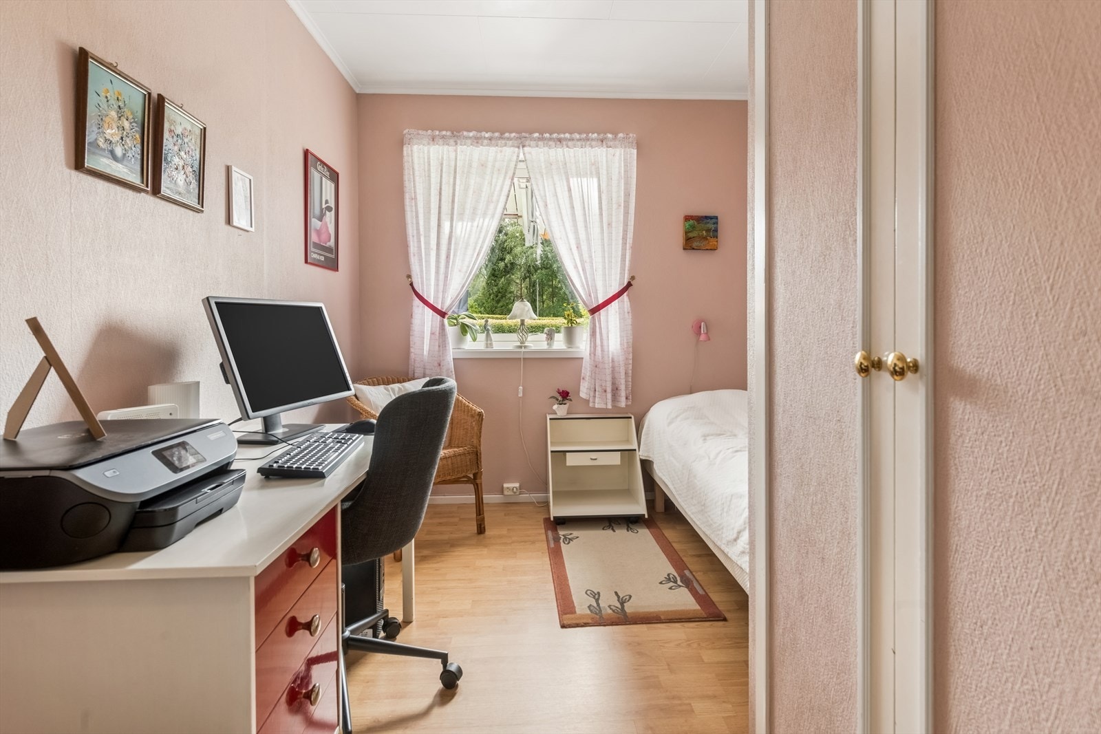 Det er plassbygde garderobeskap på alle soverommene. Galleribilde