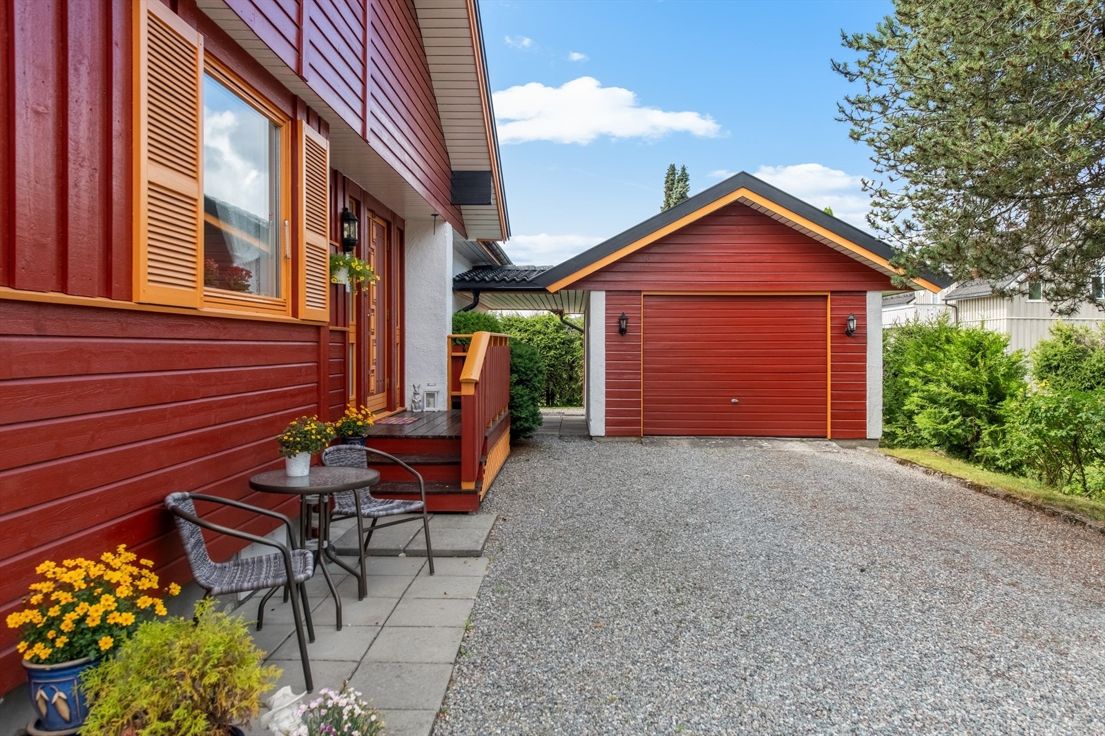 Garasje med plass til 1 bil, og bodplass i bakkant. Galleribilde