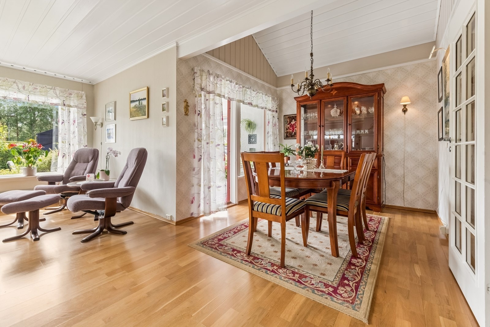 Spisegruppen har sin naturlige plassering i denne delen av stuen, med utgang til den koselige terrassen. Galleribilde