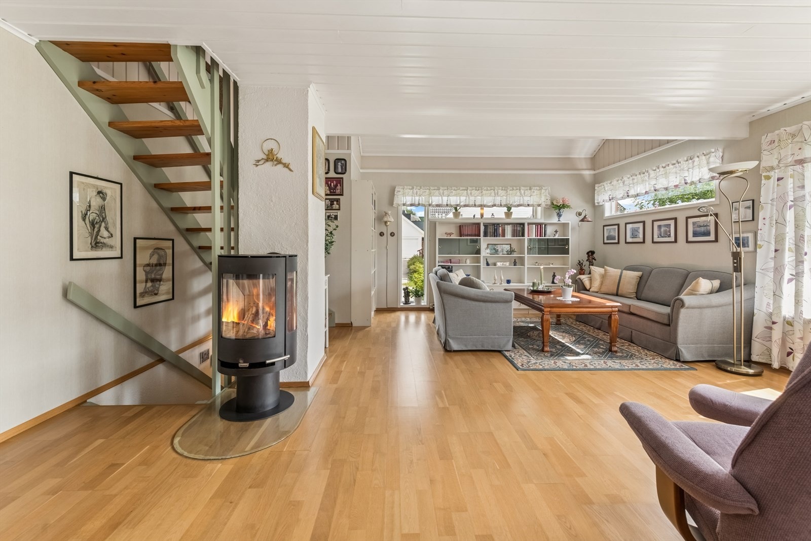 Moderne og effektiv peisovn i stuen. Galleribilde