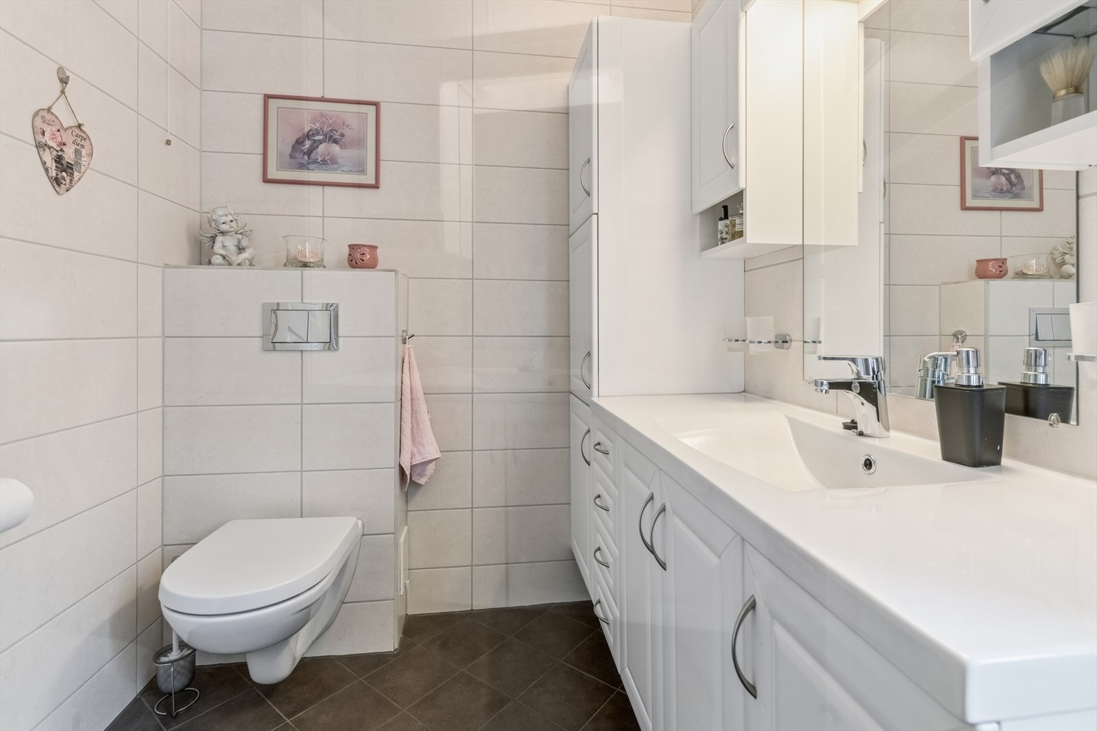 Oppussing av badet er utført i 2014. Vegghengt klosett med innebygget sisterne. Galleribilde