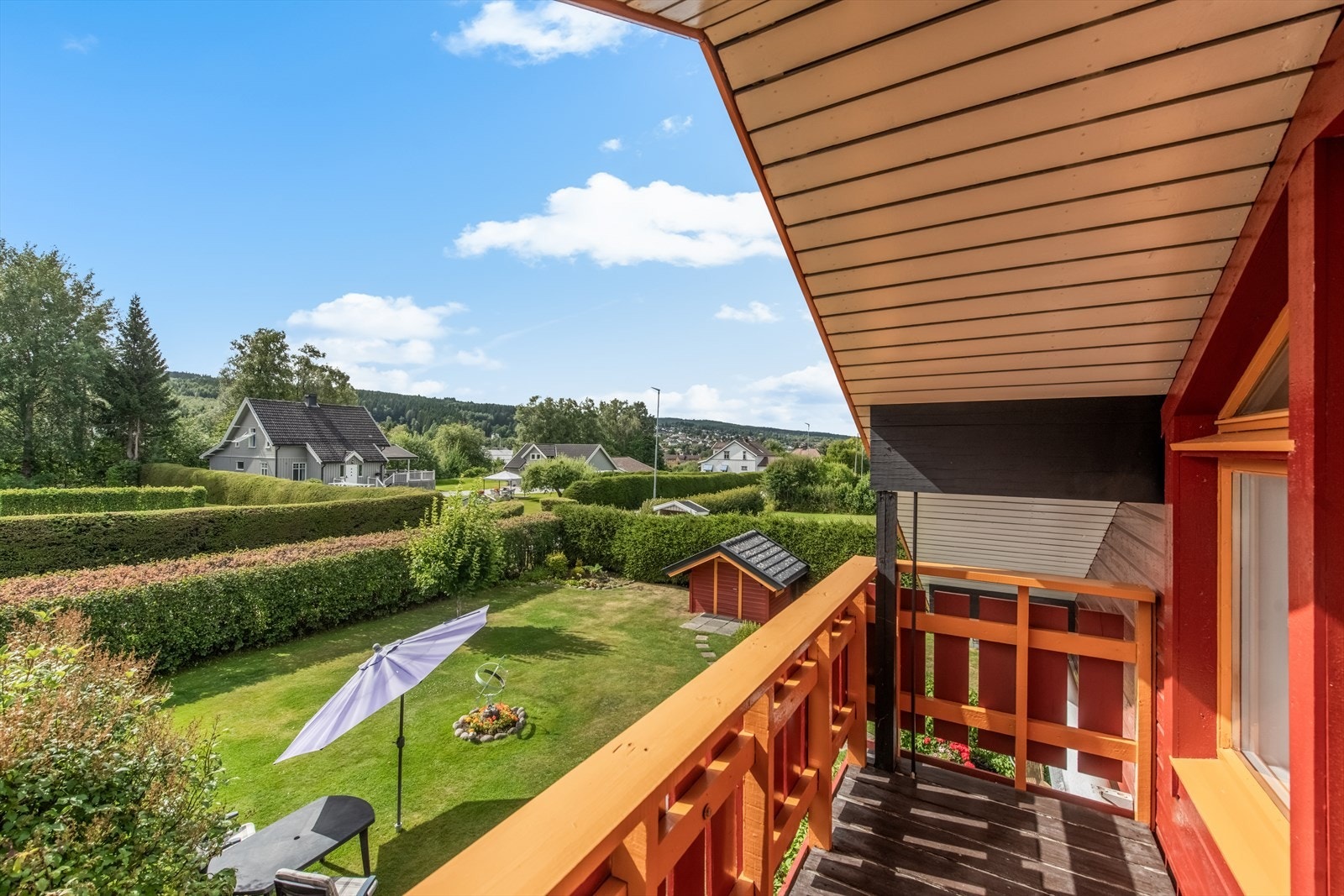 Fra hemsen er det utgang til luftebalkong med flott utsikt. Galleribilde