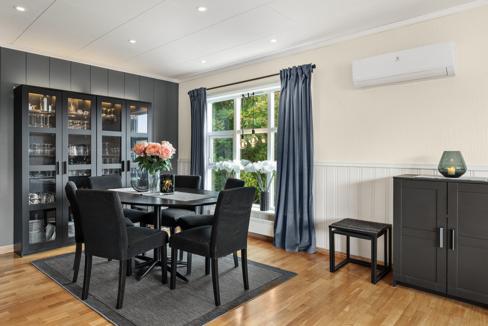 Velegnet sone for spisebord med plass til familie og gjester Galleribilde