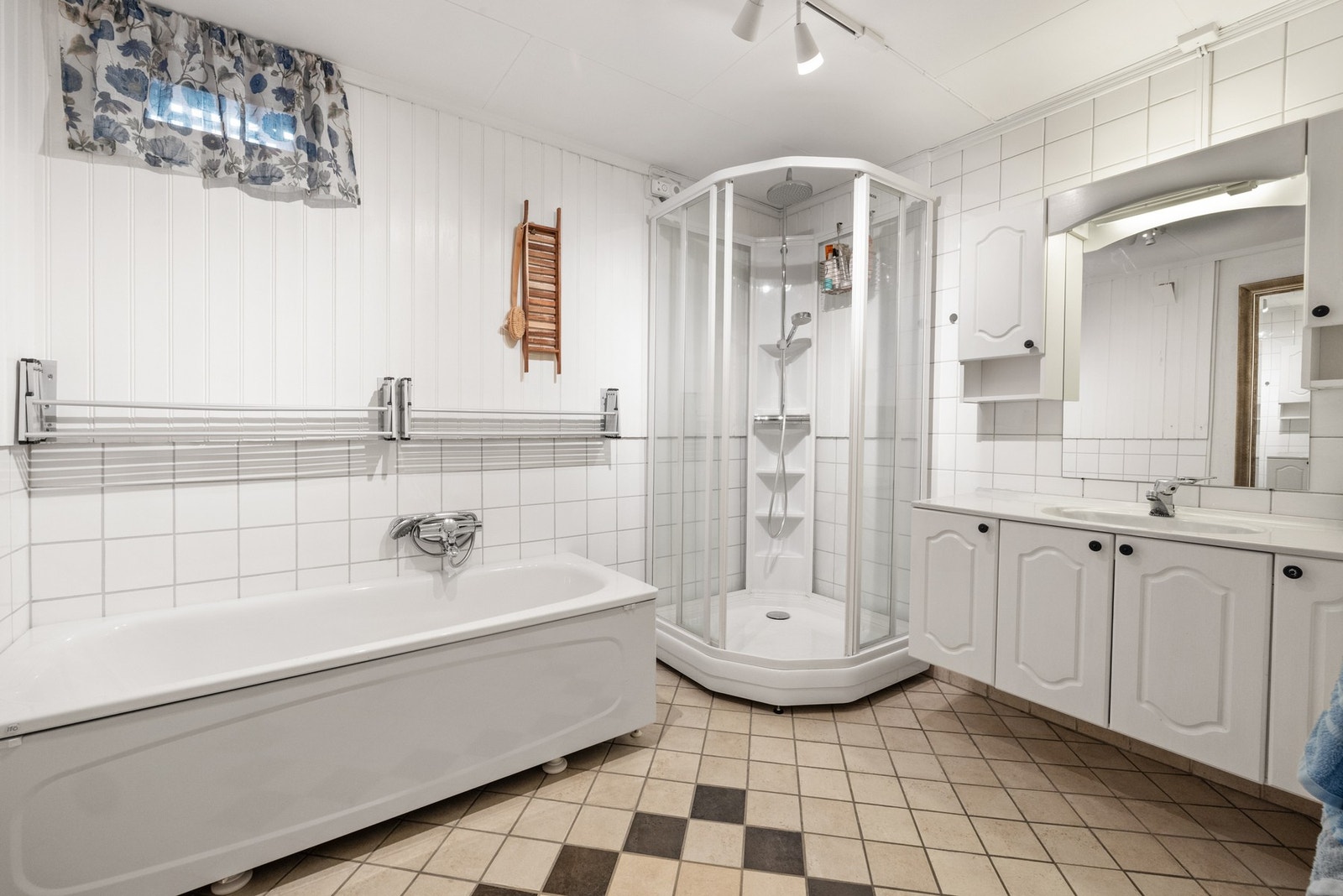 Badet ble oppgradert i 2024. (Rommet er opprinnelig godkjent som bod) Galleribilde