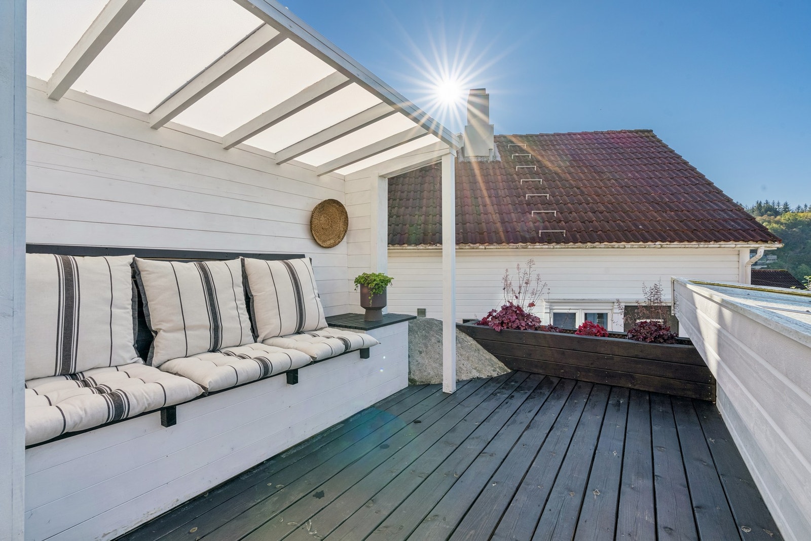 Hele tomten er utnyttet med fine terrassearealer Galleribilde