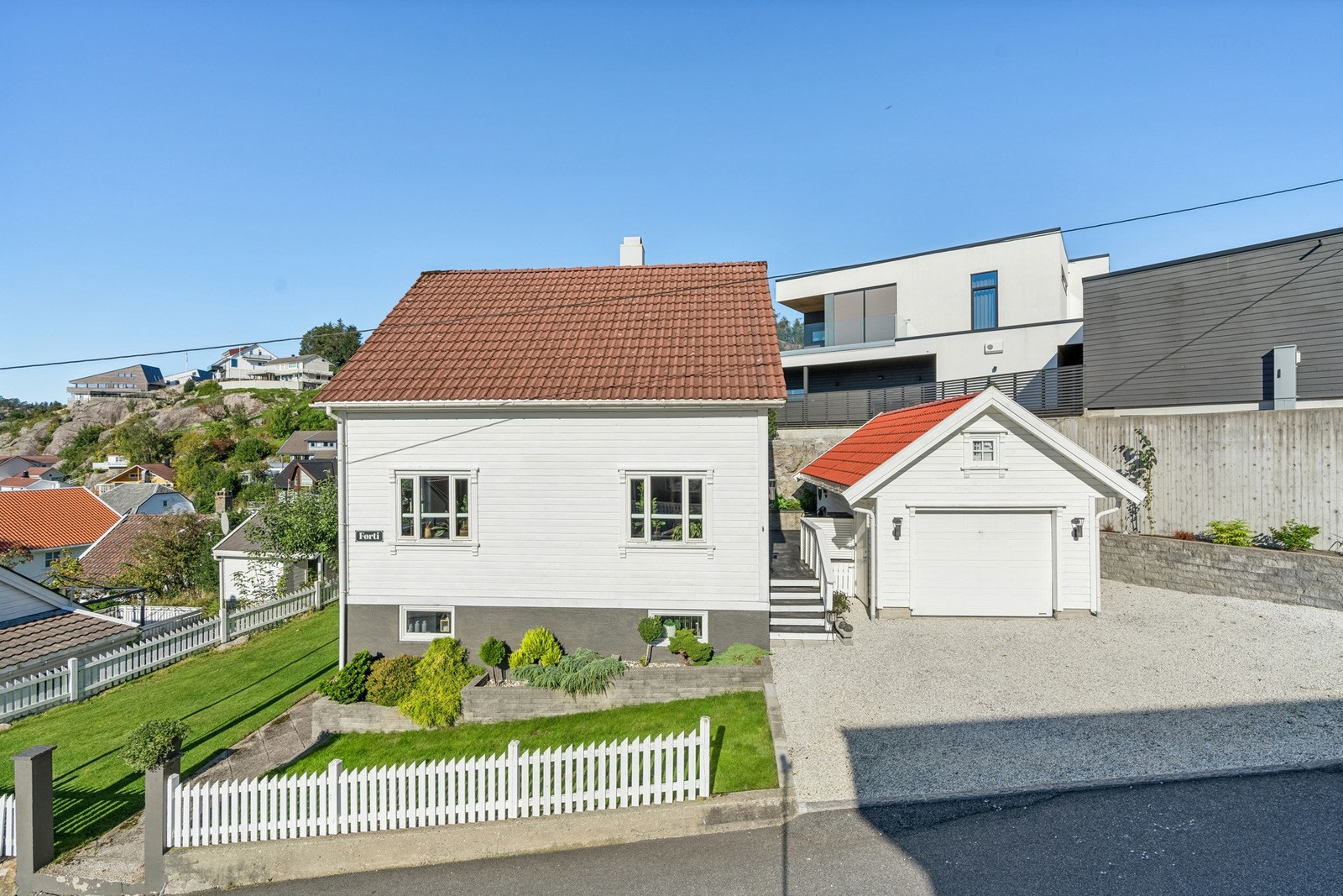 Pent opparbeidet tomt og garasje Galleribilde