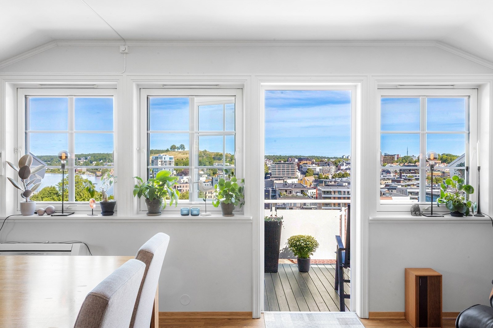 Store vinduer som gir godt med naturlig lys inn. Galleribilde
