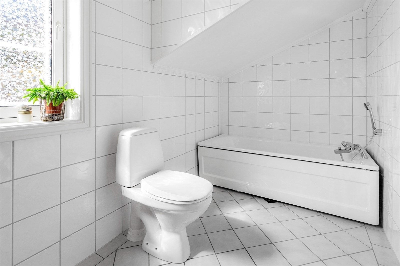 Badet er innredet med badekar for ekstra velvære i hverdagen. Galleribilde
