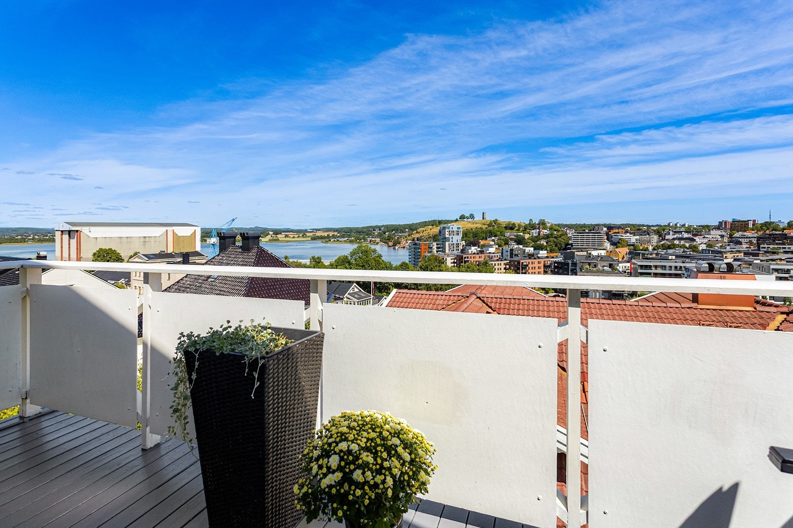 Utsikt over Tønsberg og innseilingen fra den nordvendte balkongen. Galleribilde