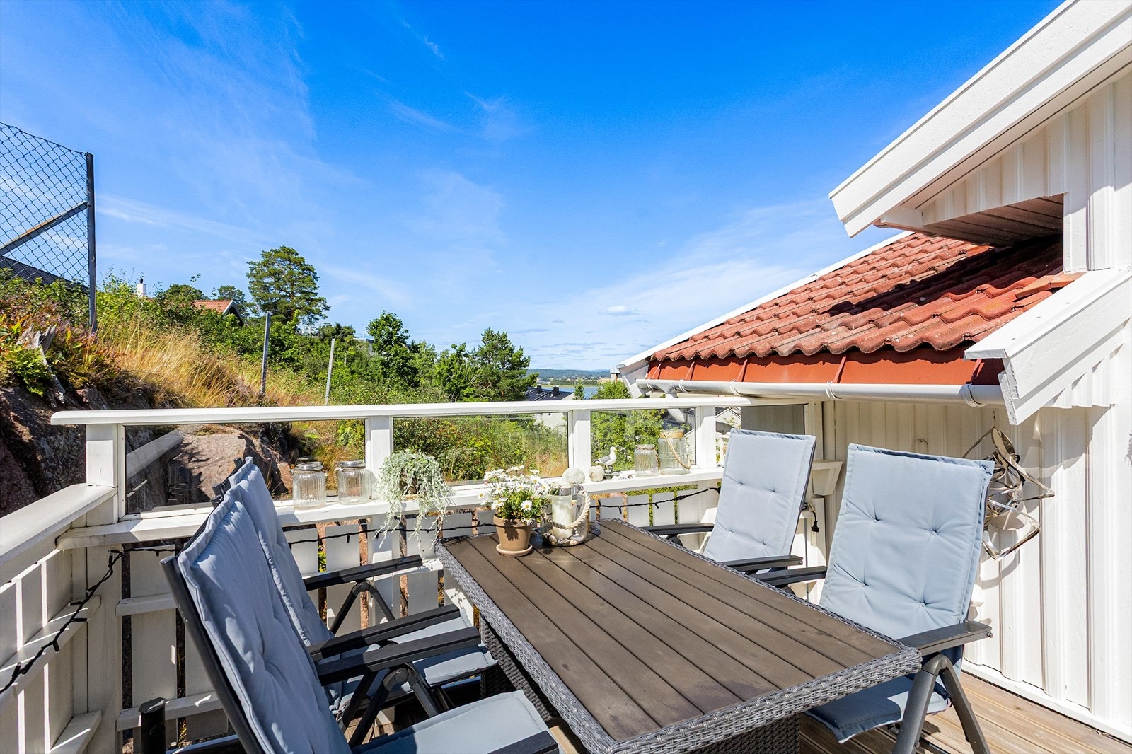 Her er det god plass til både utemøbler og grill. Galleribilde
