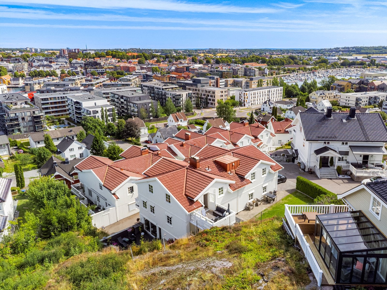 Oversikt over det etablerte og rolige boligområdet. Galleribilde
