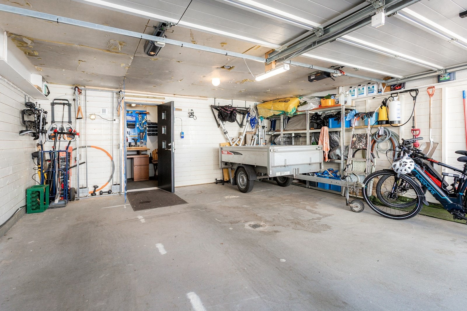 Leiligheten disponerer en romslig dobbelgarasjeplass i underetasjen - lagrings- og arbeidsbod i bakkant Galleribilde