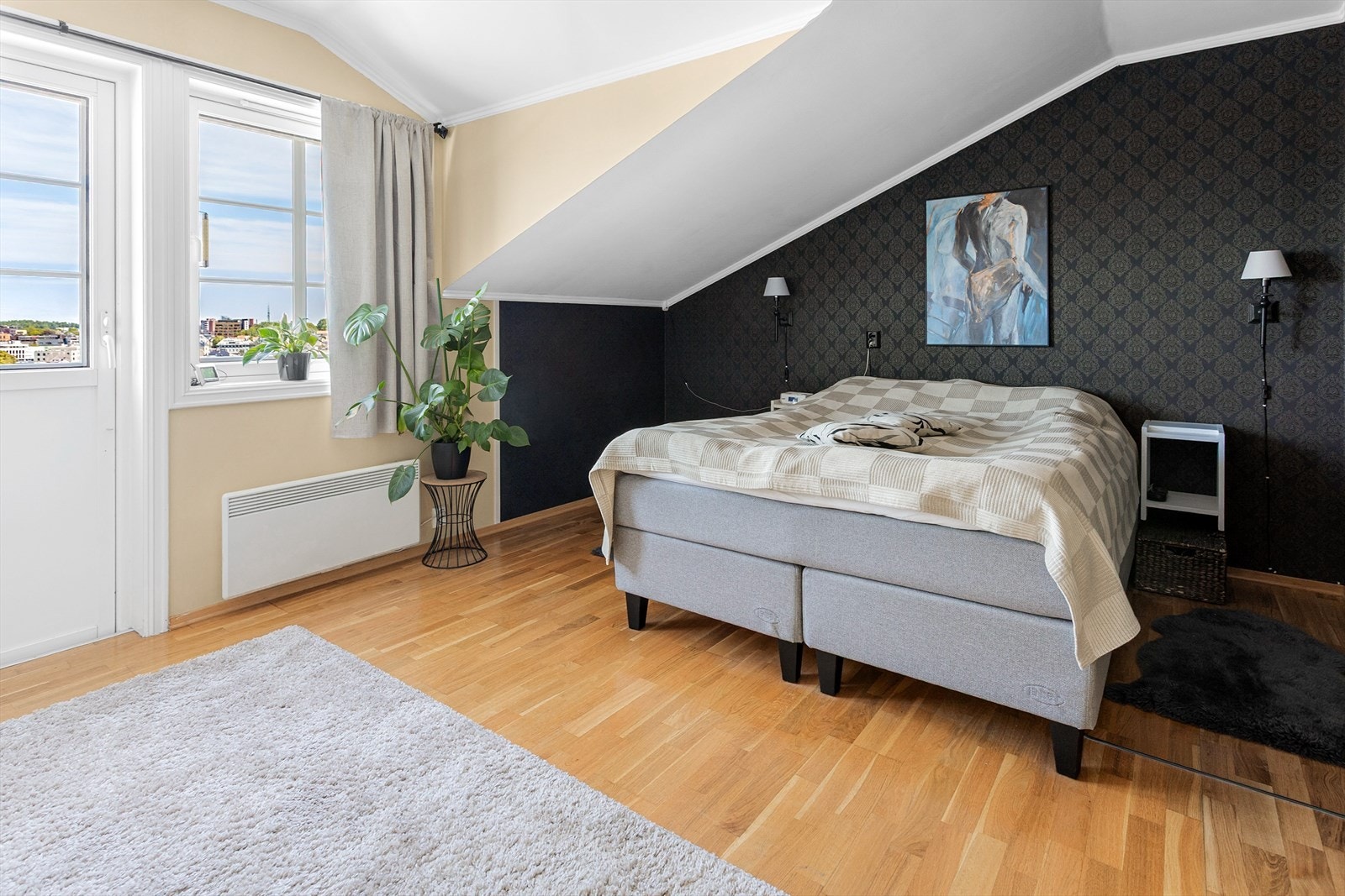 Hovedsoverommet har direkte utgang til en nordvendt balkong. Galleribilde