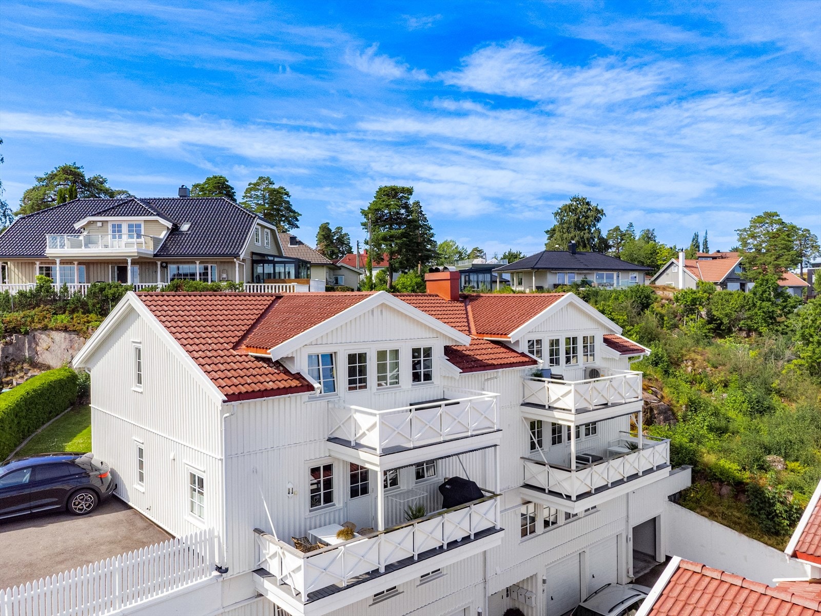 Bygningen har en saltakskonstruksjon med prefabrikkerte takstoler. Galleribilde