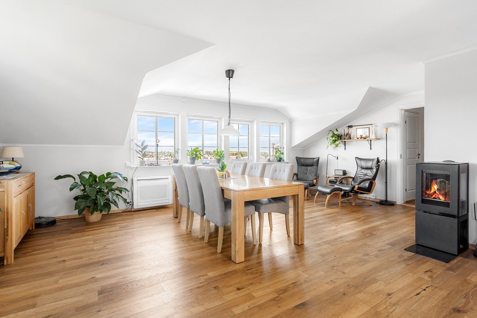 Spisestuen har plass til langbord og er et naturlig samlingspunkt i boligen. Galleribilde
