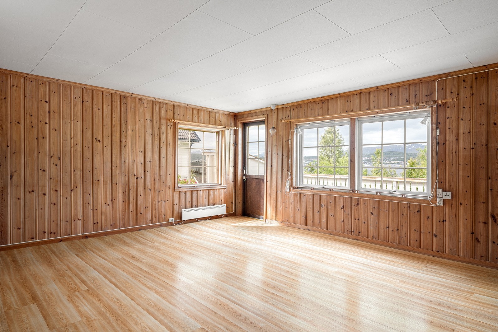 Fra stua har du utgang til en veranda - En forlengelse av oppholdsrommet på varme dager.