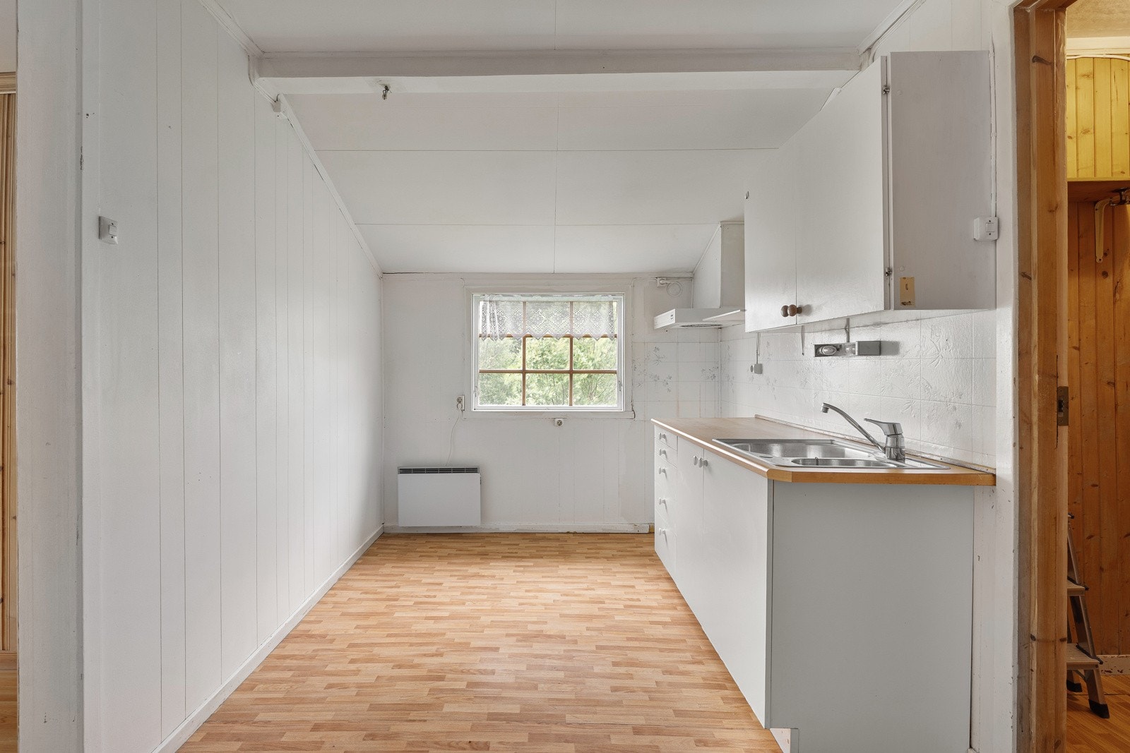 Plass til frittstående hvitevarer.