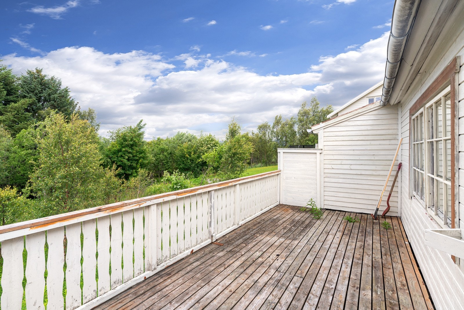 Vestvendt veranda med gode solforhold og god plass til ønsket utemøblement og grill.