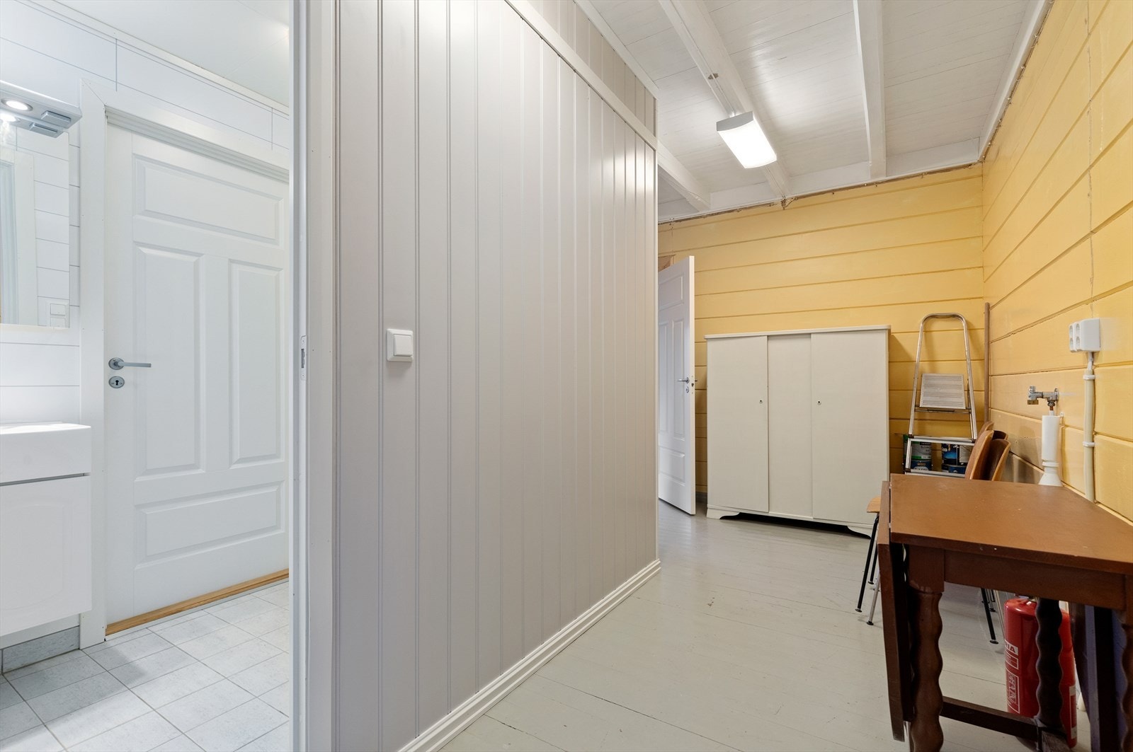 Baderom med tilkomst til gang der det er opplegg for vaskemaskin Galleribilde