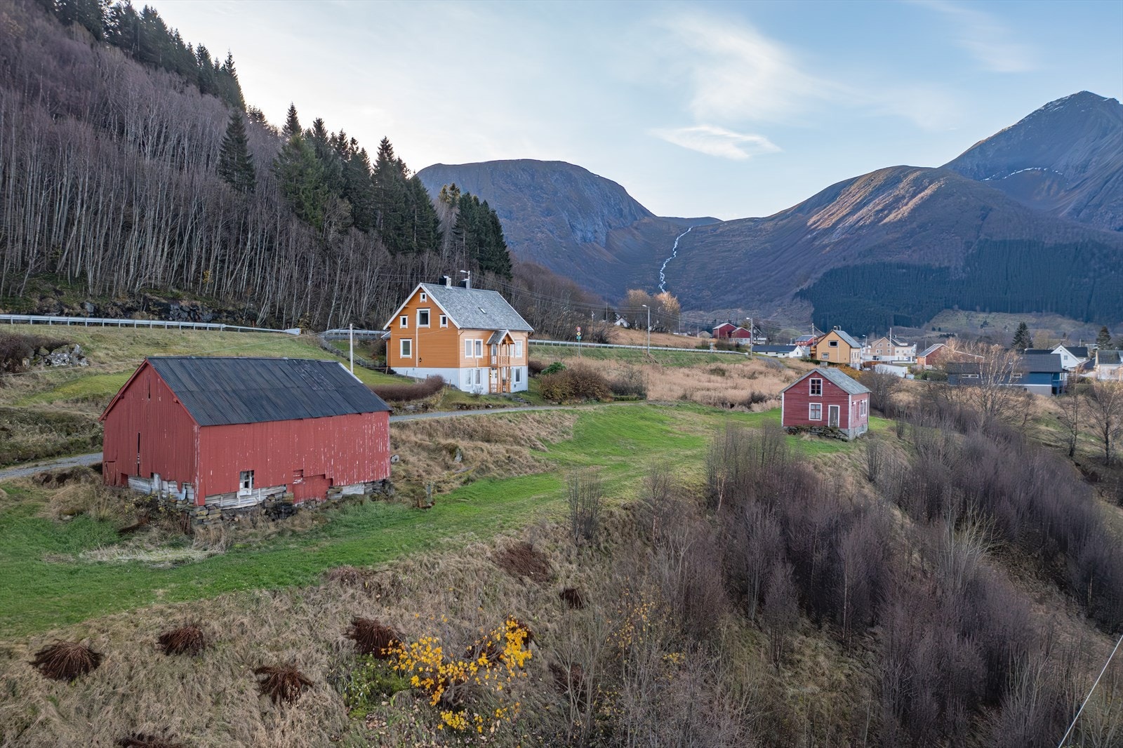 Småbruk med betydelig oppgradert bolighus (Foto: Blåtind Fotografikk) Galleribilde