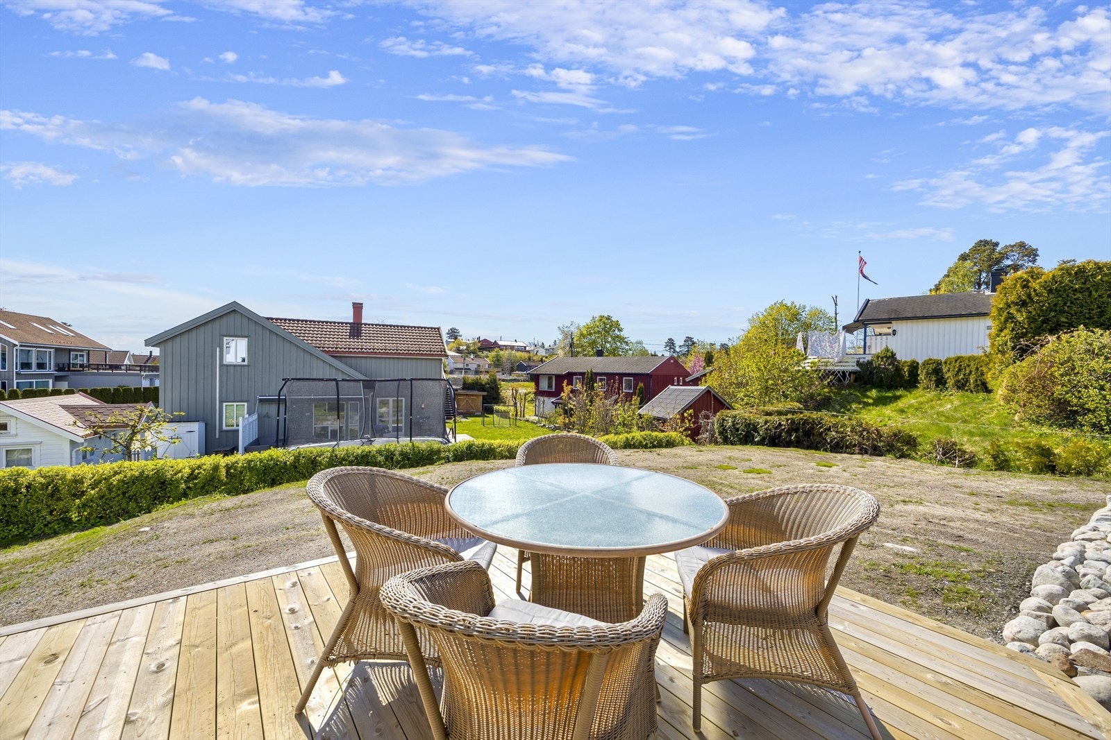 Solrik terrasse og hage. Galleribilde