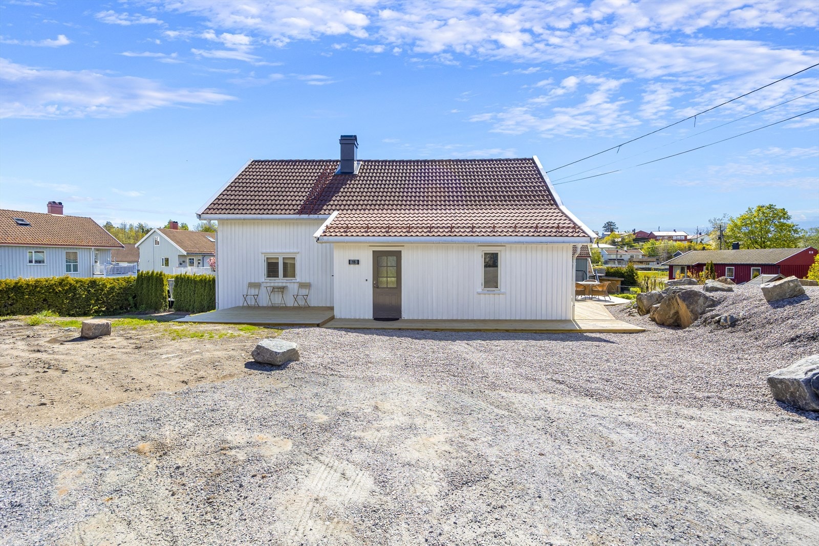 Eiendommen ligger sydøstvendt på en flat tomt med sol fra morgen til kveld. Galleribilde