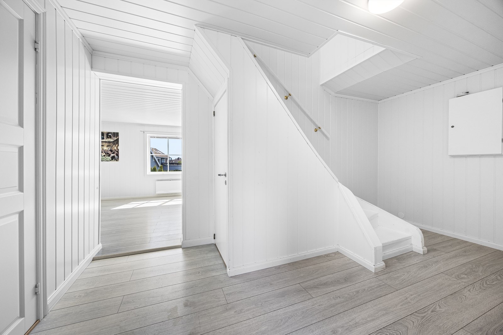 Hall med trapp til loftsetasje. Galleribilde