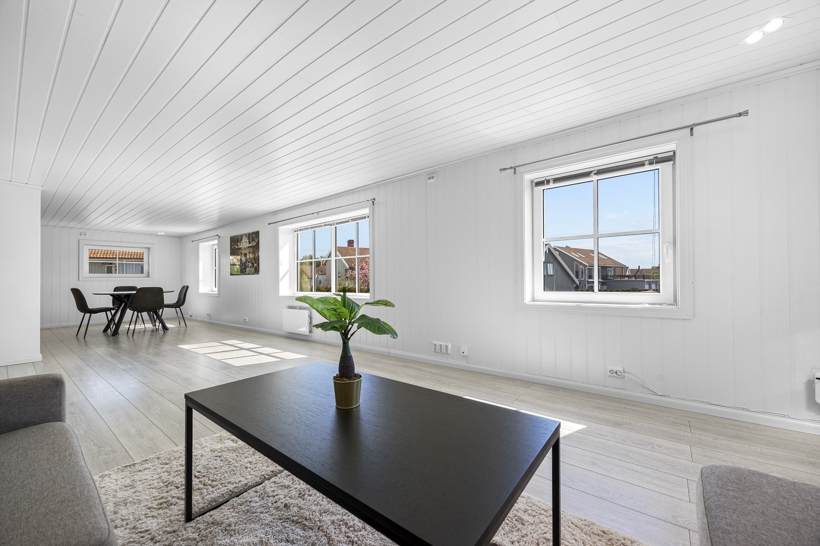 Boligen inneholder bl.a. 3 soverom, 2 stuer, romslig kjøkken, gjestetoalett og vaskerom. Galleribilde