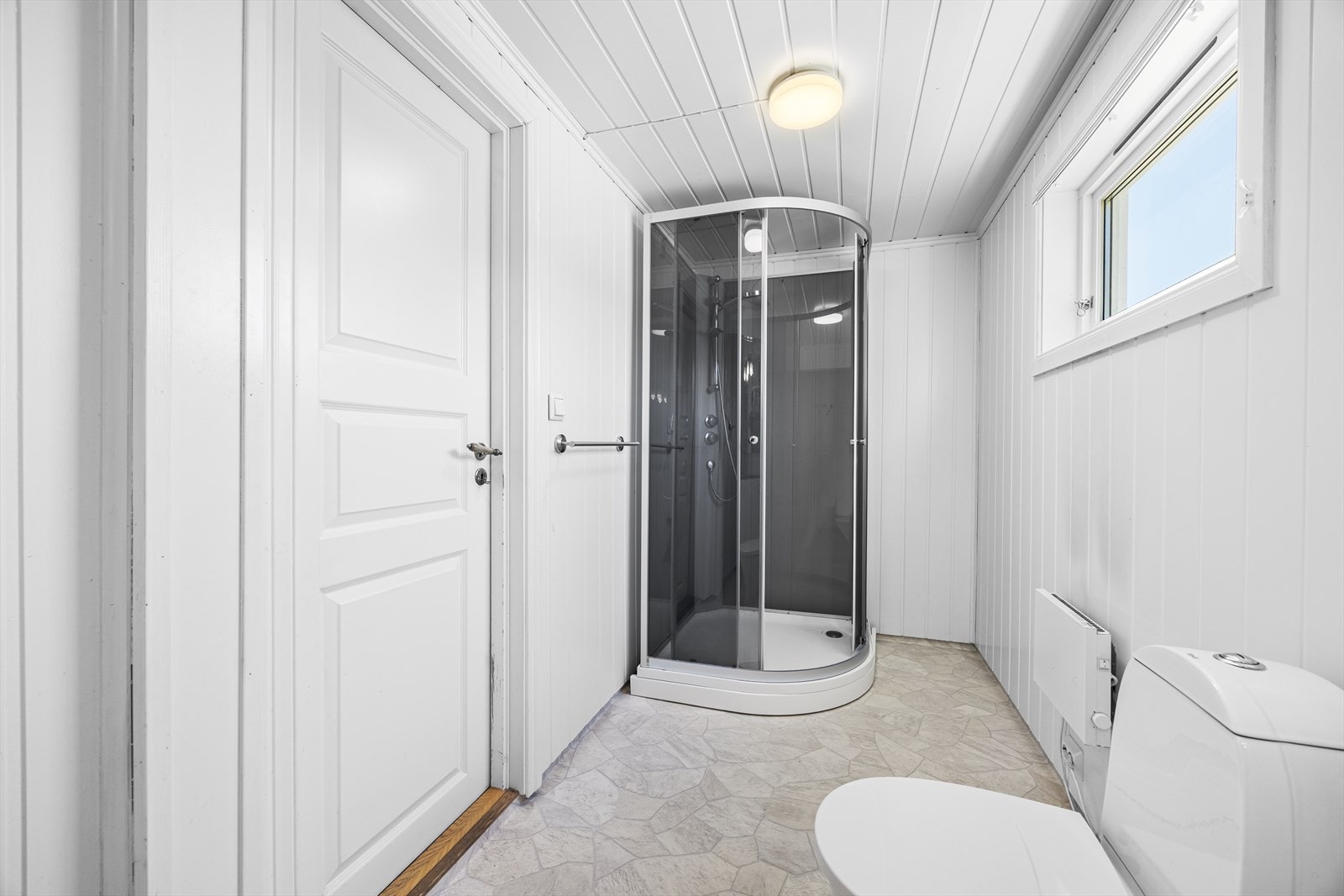 Bad med dusj og wc. Galleribilde