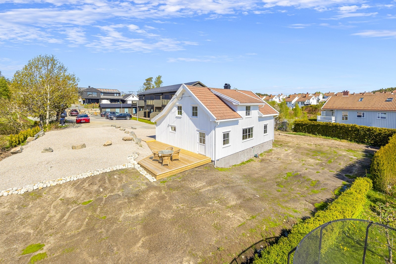 Tomten består av romslig, gruset gårdstun flat og opparbedeiet rundt bebyggelsen. Tomten er nylig planert med jordslått og det er sådd ny plen. Terrasse ved inngangsparti og mot vest. Galleribilde