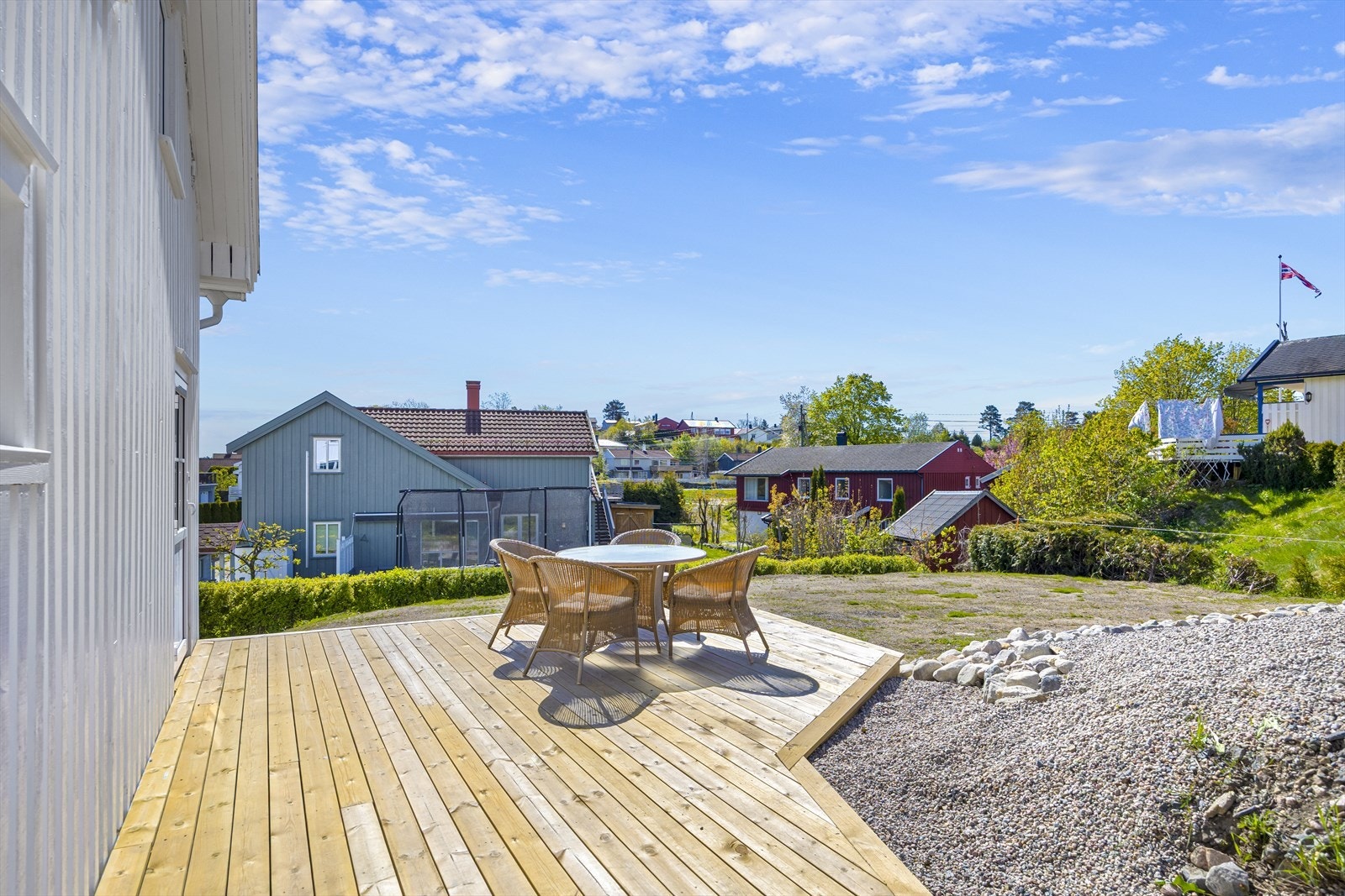 Solrik terrasse i populært nabolag. Galleribilde