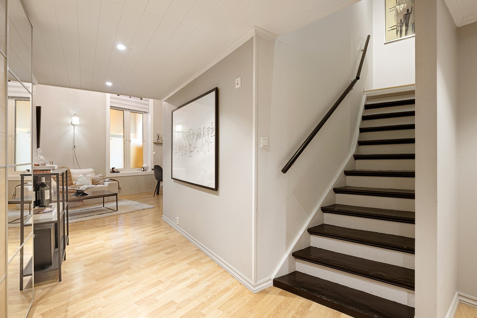 Trappen tar deg opp til en svært praktisk 2. etasje/hems, hvor arealet er smart utnyttet med både sovealkove, hjemmekontor, garderobe og bod. Galleribilde