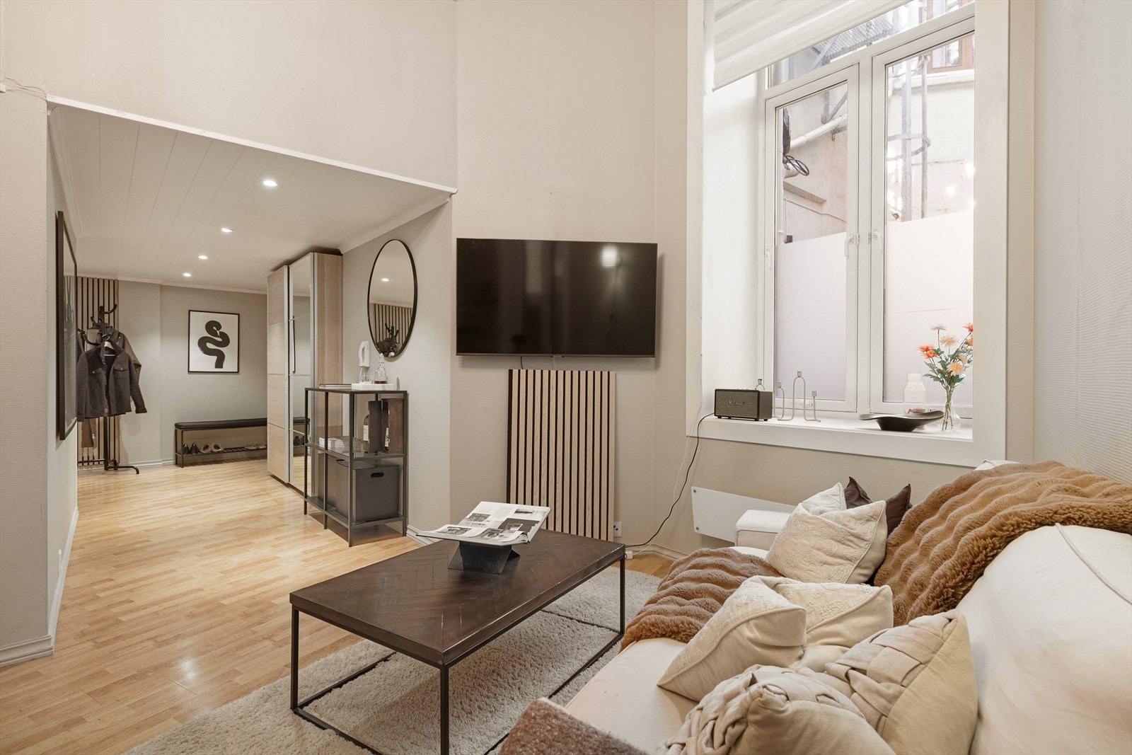 Den ekstraordinære takhøyden og de dype, høye vinduskarmene gir stuen en fantastisk følelse av rom og luft. Galleribilde