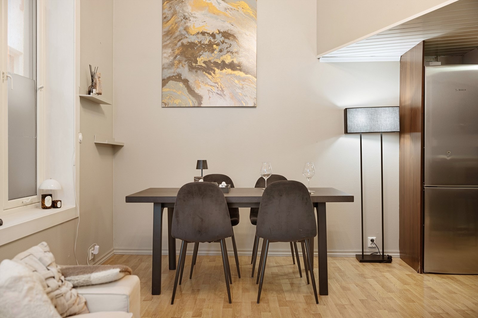 Planløsningen gjør det enkelt å møblere, med en helt naturlig og praktisk plass til spisebord i tilknytning til kjøkkenet. Galleribilde