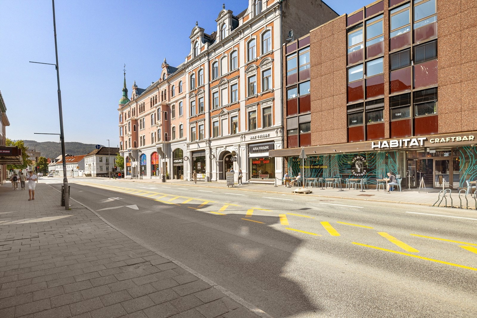 Her bor du med kort vei til bussforbindelser, dagligvarebutikker, restauranter og et bredt utvalg av servicetilbud i midtbyen. Galleribilde