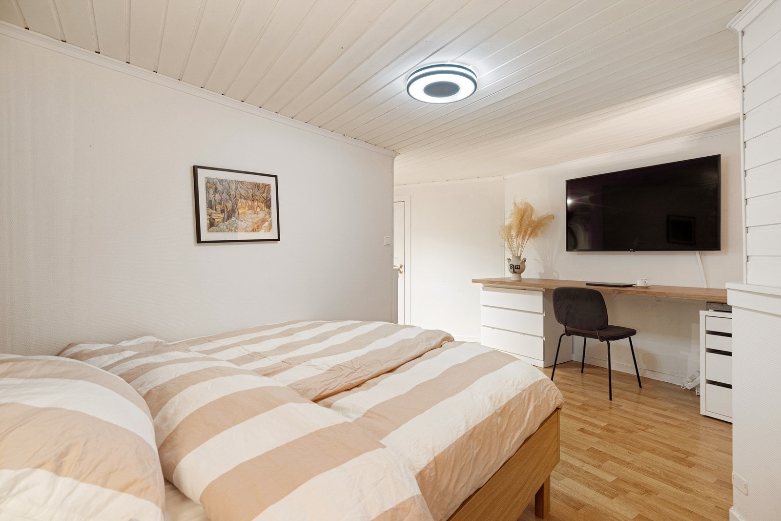 Velutnyttet kontorløsning med plass for datautstyr, studier og hjemmekontor . Galleribilde
