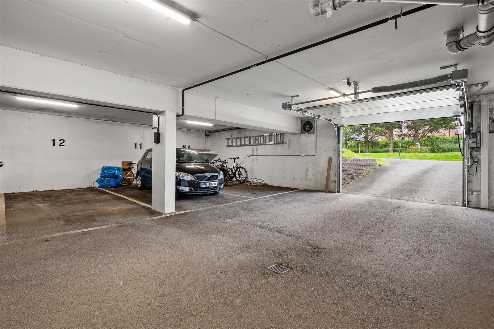Boligen har fast plass i parkeringskjeller! Her er det også opplegg for elbil-lader og elsykkel-lader. Her har man også mulighet for å kunne vaske bilen og parkere sykkelen. Galleribilde