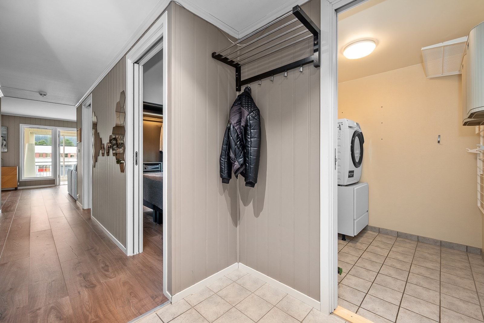 Ved inngangen finner vi et praktisk vaskerom på 3 kvm. Rommet er utstyrt med opplegg for vaskemaskin, bereder, skyllekum og mekanisk avtrekk. Galleribilde