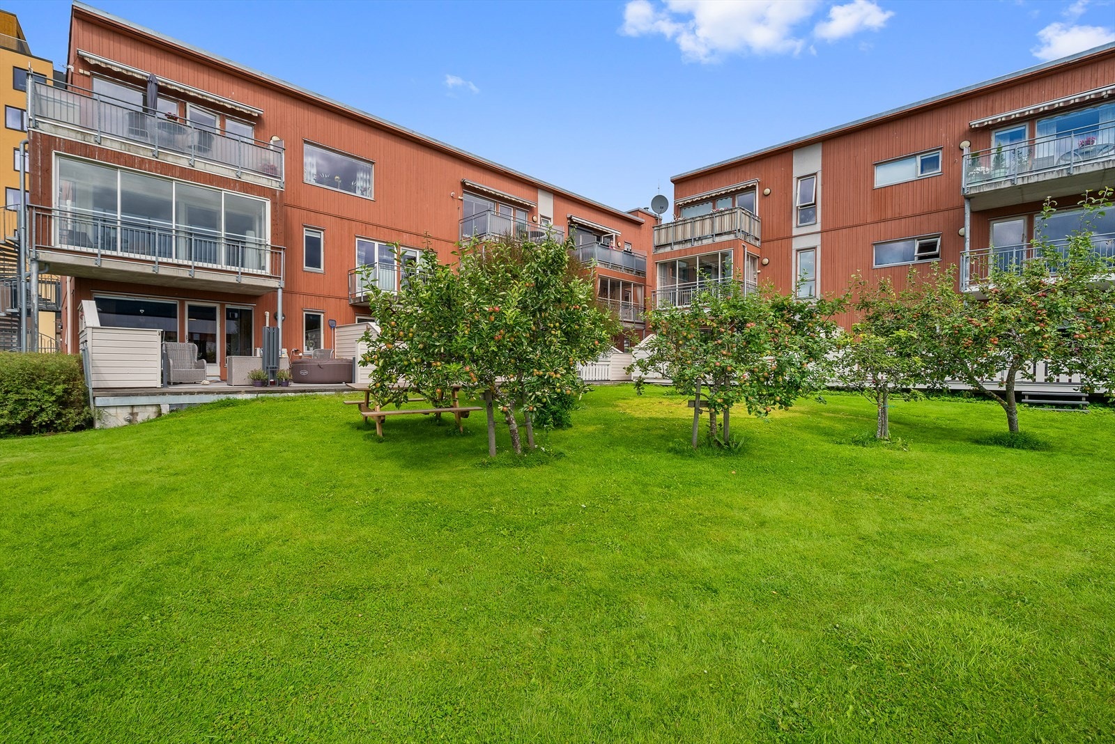 Eplehagen borrettslag ligger sentralt til med umiddelbar nærhet til alt av servicefasiliteter i Melhus sentrum. Galleribilde