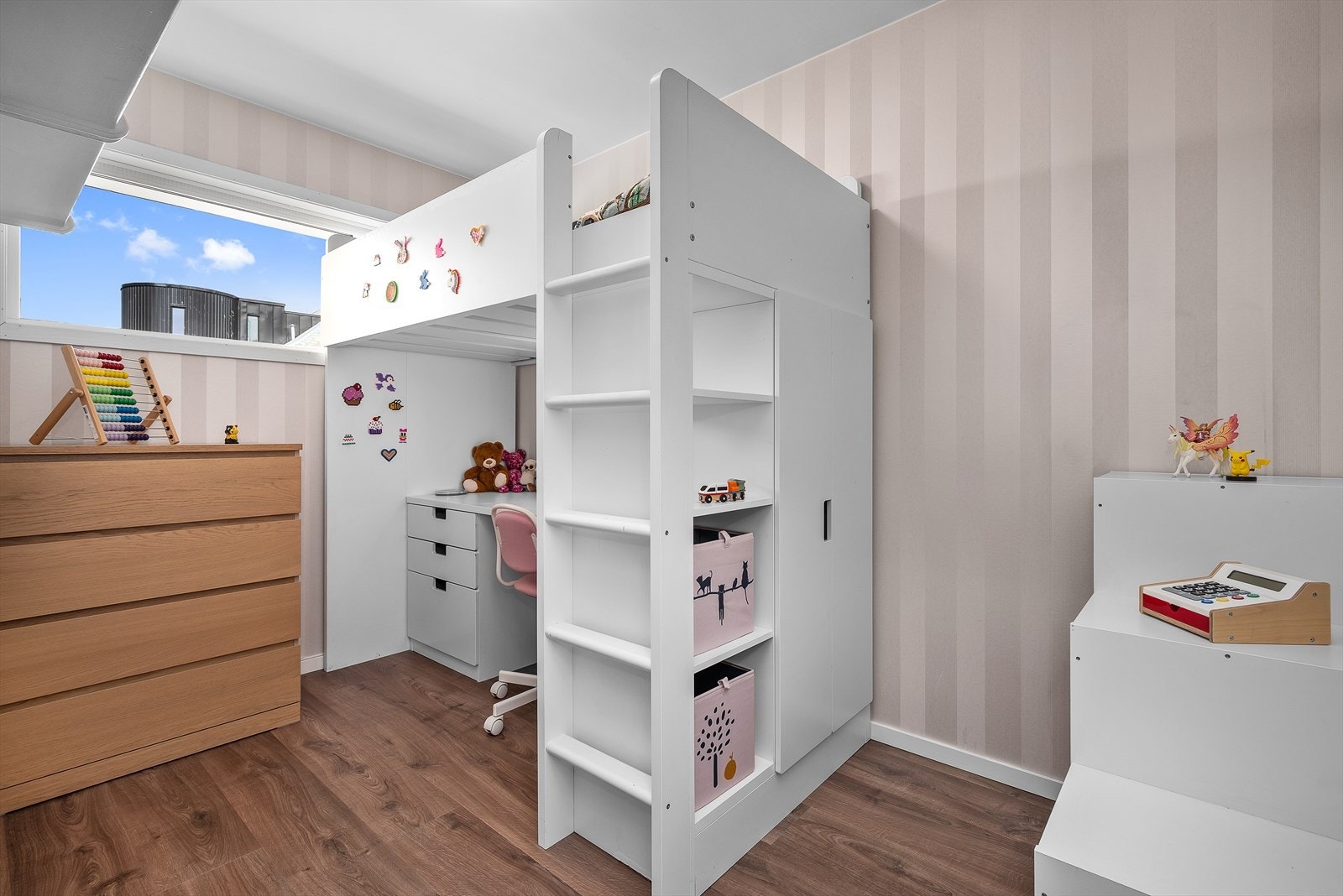 Det andre soverommet går over 6,5 kvm og er perfekt som barnerom/kontor! Her vil man også ha god plass til seng og enkel innredning. Galleribilde