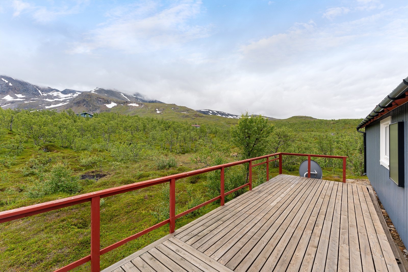 Rundt hytten er det en stor terrasse hvor du kan nyte rolige dager, gode solforhold og den friske fjelluften. Galleribilde