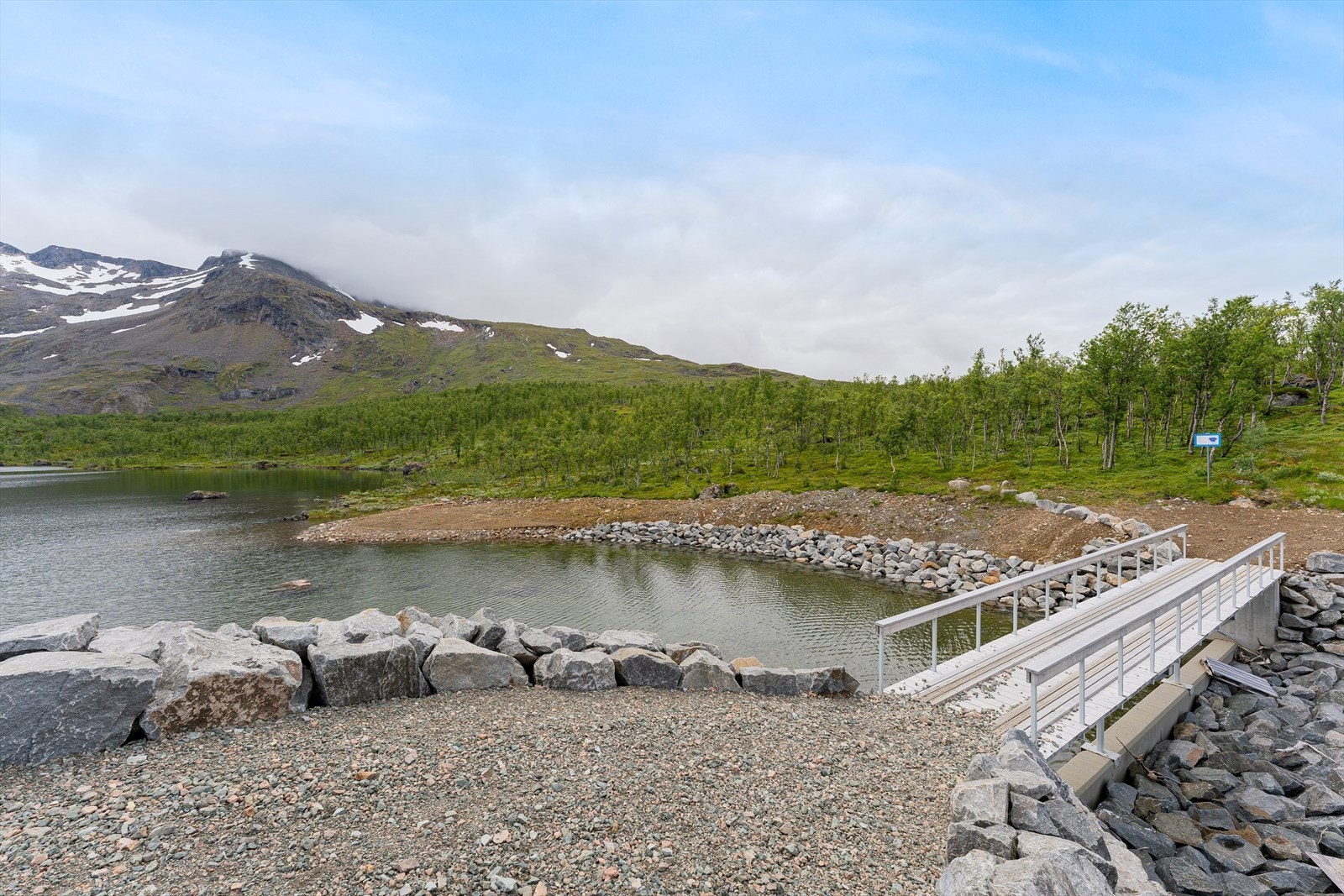Adkomst sommer via bomvei frem til Bruvannet, med cirka 500 meter gange langs sti til hytta. Vinter snøscooter fra E-6. Galleribilde
